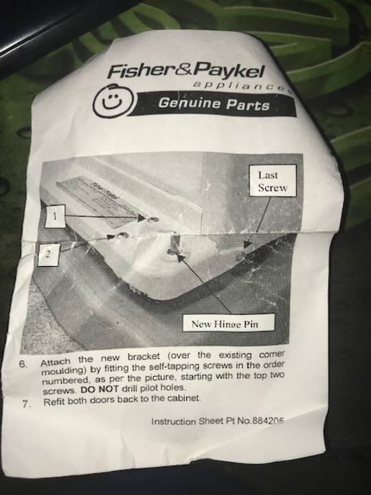 Fisher & Paykel Hinge Lower Replacementright Hand Bottom Hinge, 884175